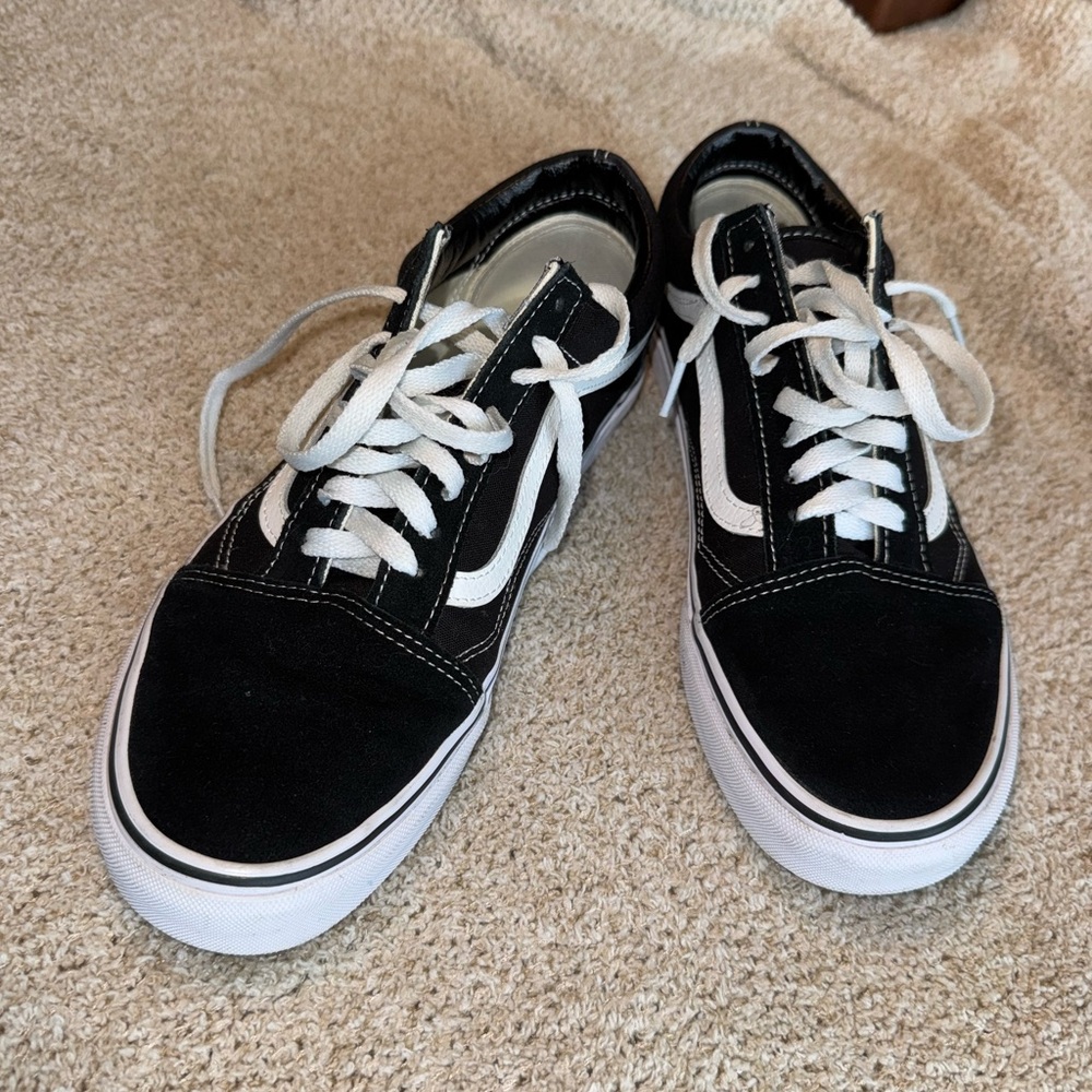 Mens Vans Black and White lace up classic shoes size 9.5